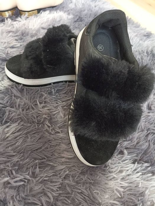 Сліпони на платформі з хутром.