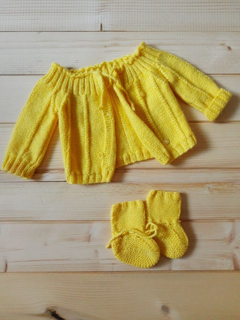 Komplet niemowlęcy sweterek skarpetki