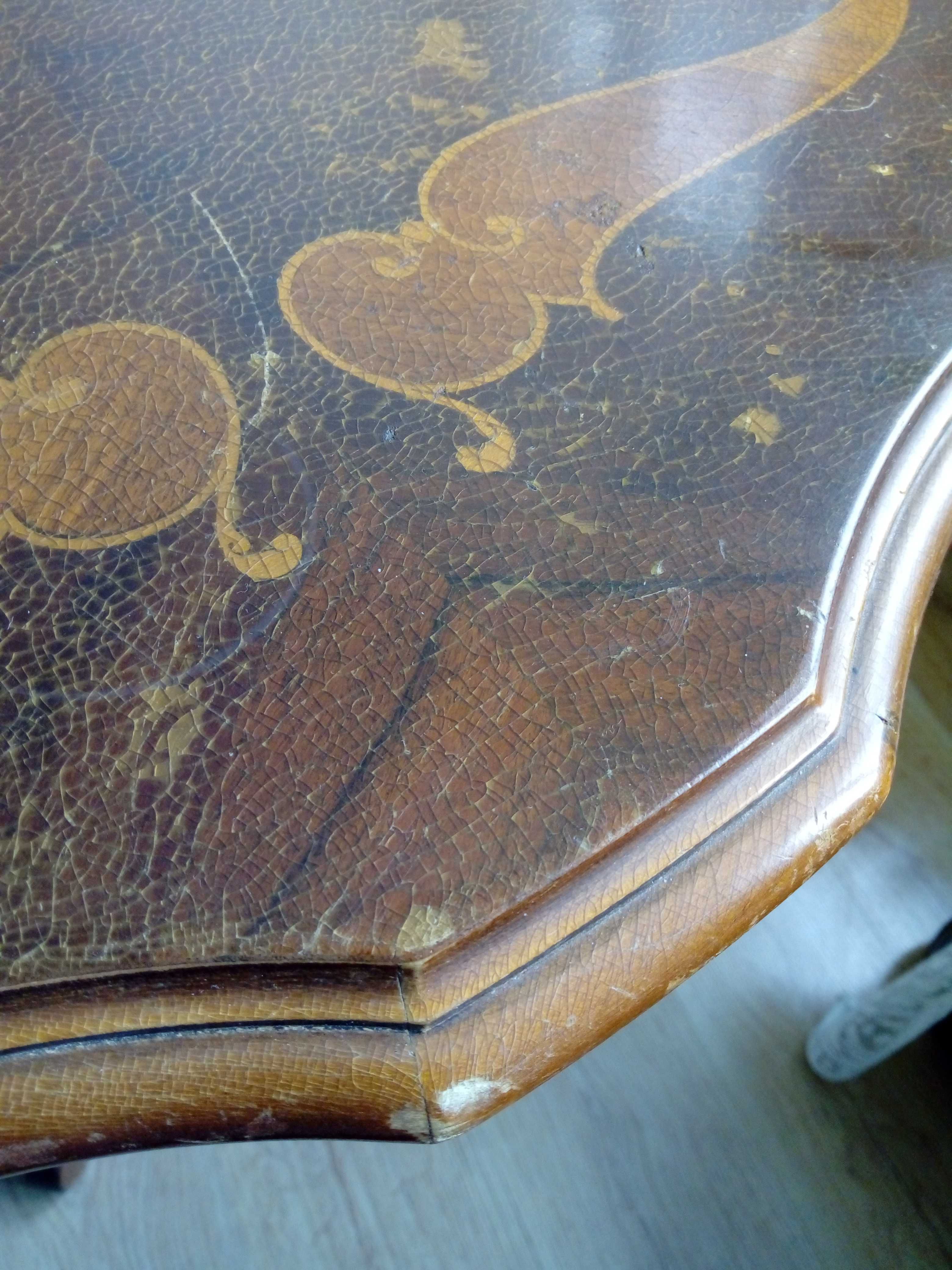 Stylowy stół drewniany z intarsją