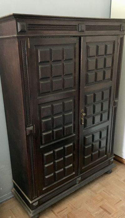 Roupeiro alto e robusto