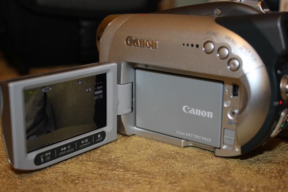 Продам цифровую видеокамеру Canon DC21