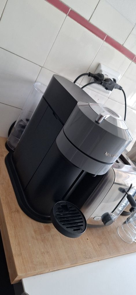 Máquina Café Nespresso Vertuo Next