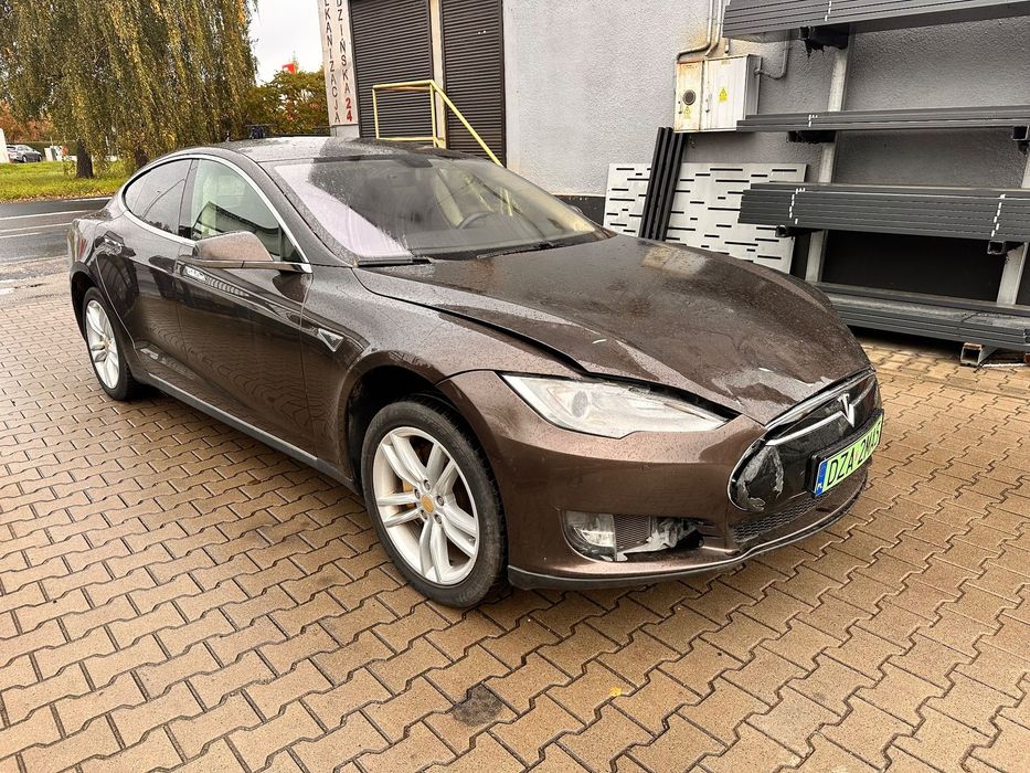 Tesla Model S Uszkodzona Jeździ po placu Zasięg ponad 400km.