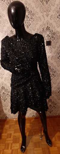 Czarna sukienka cekinowa bogato zdobiona Mała czarna kopertowa falbana
