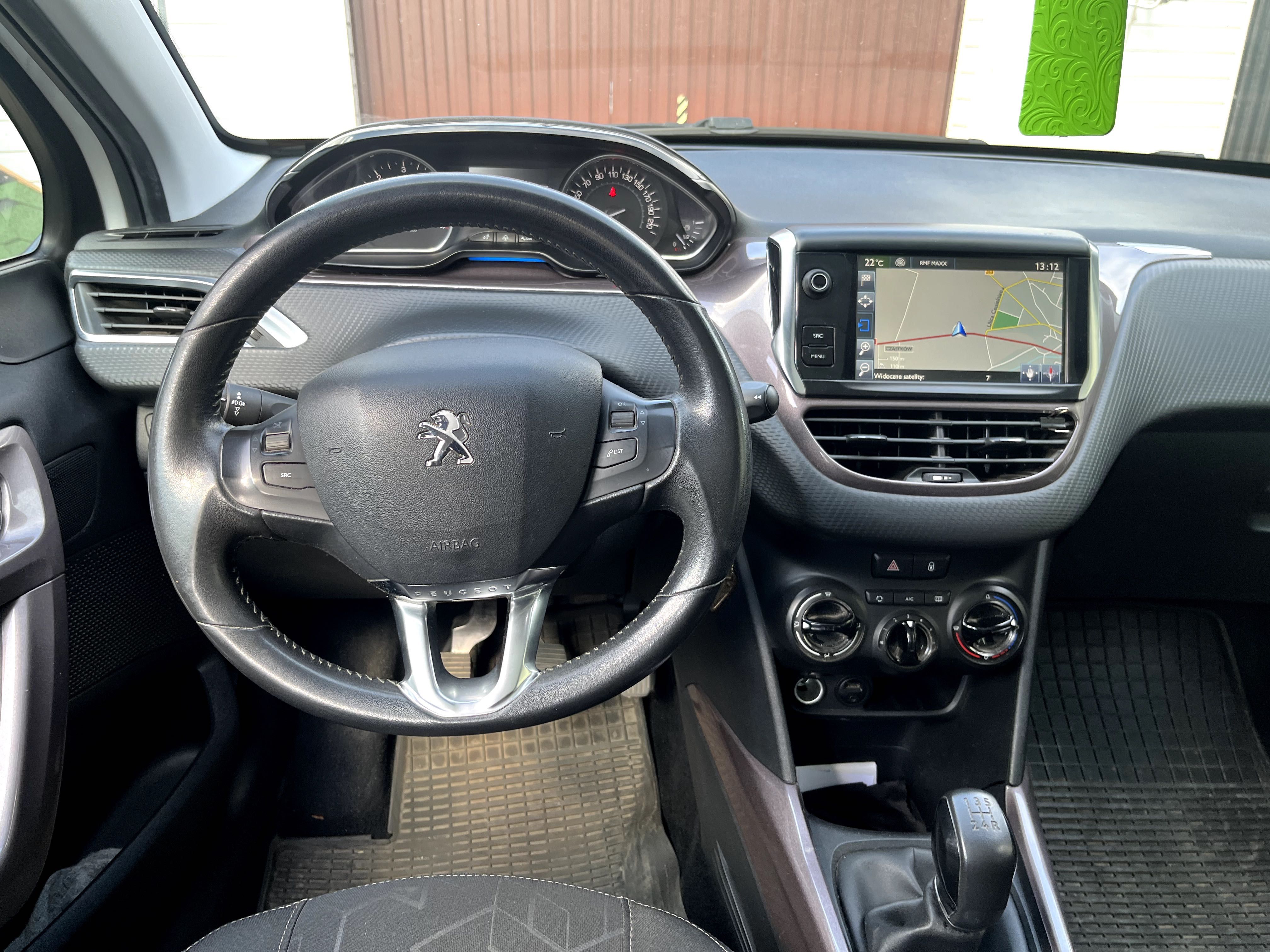 Peugeot 2008 1.4HDI 2015r. szklany dach, hak, 180000 km, biała perła