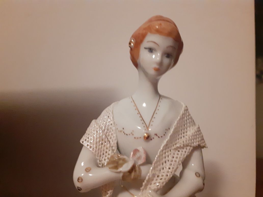 Figurka porcelanowa sygnowana