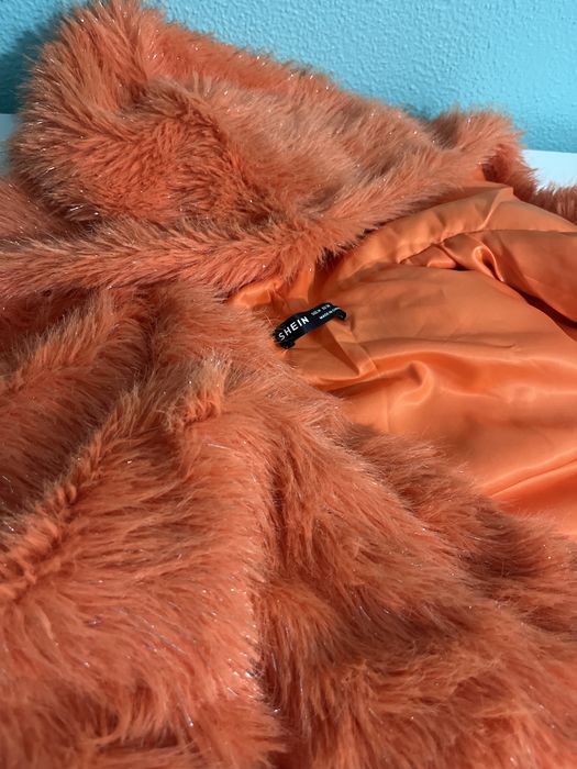 Casaco de pêlo laranja com brilhantes
