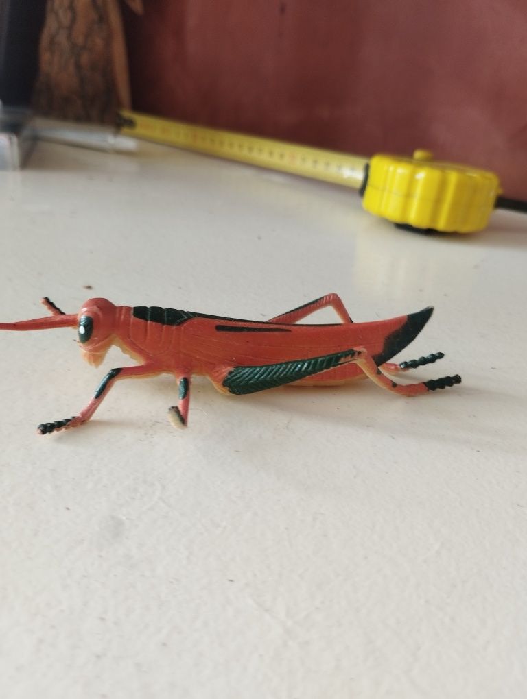 Figurka świerszcza bez marki