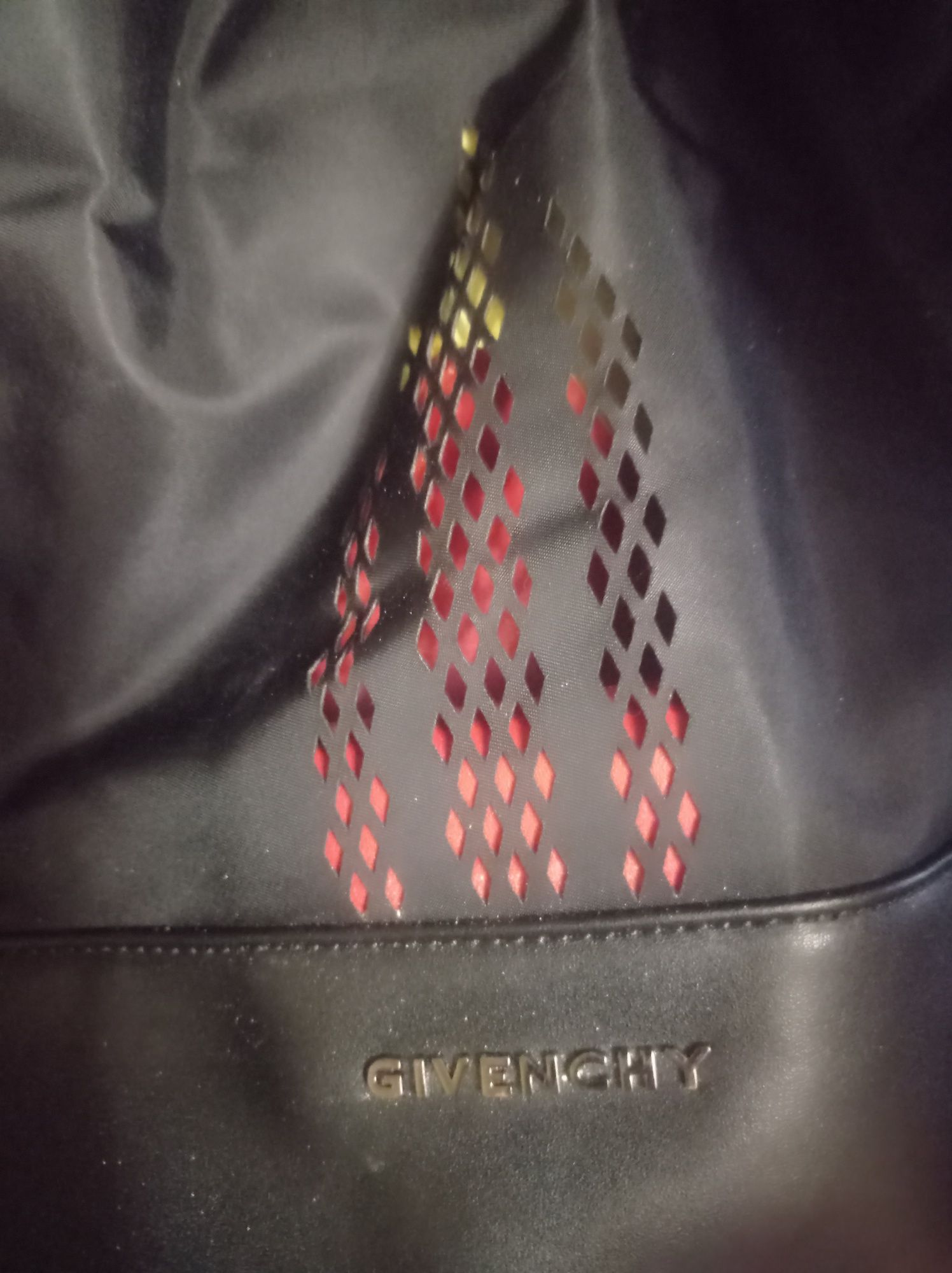 Дорожная сумка Givenchy.