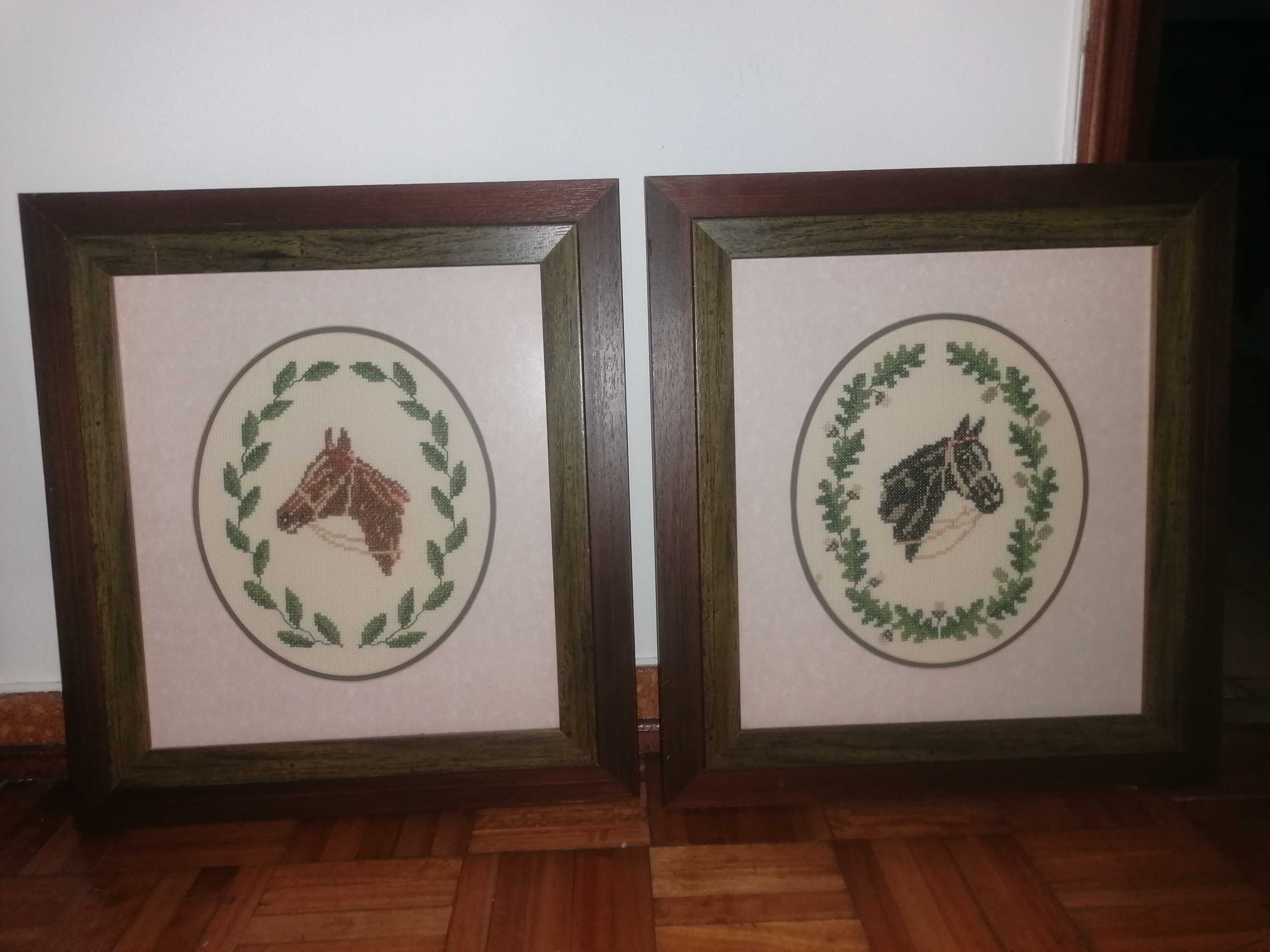Dois quadros ponto cruz com cavalos
