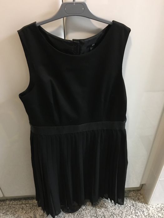 Vestido preto com plissado e costas abertas