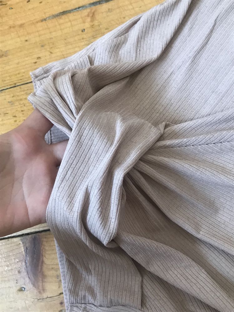 beżowy top bez rękawów z H&M
