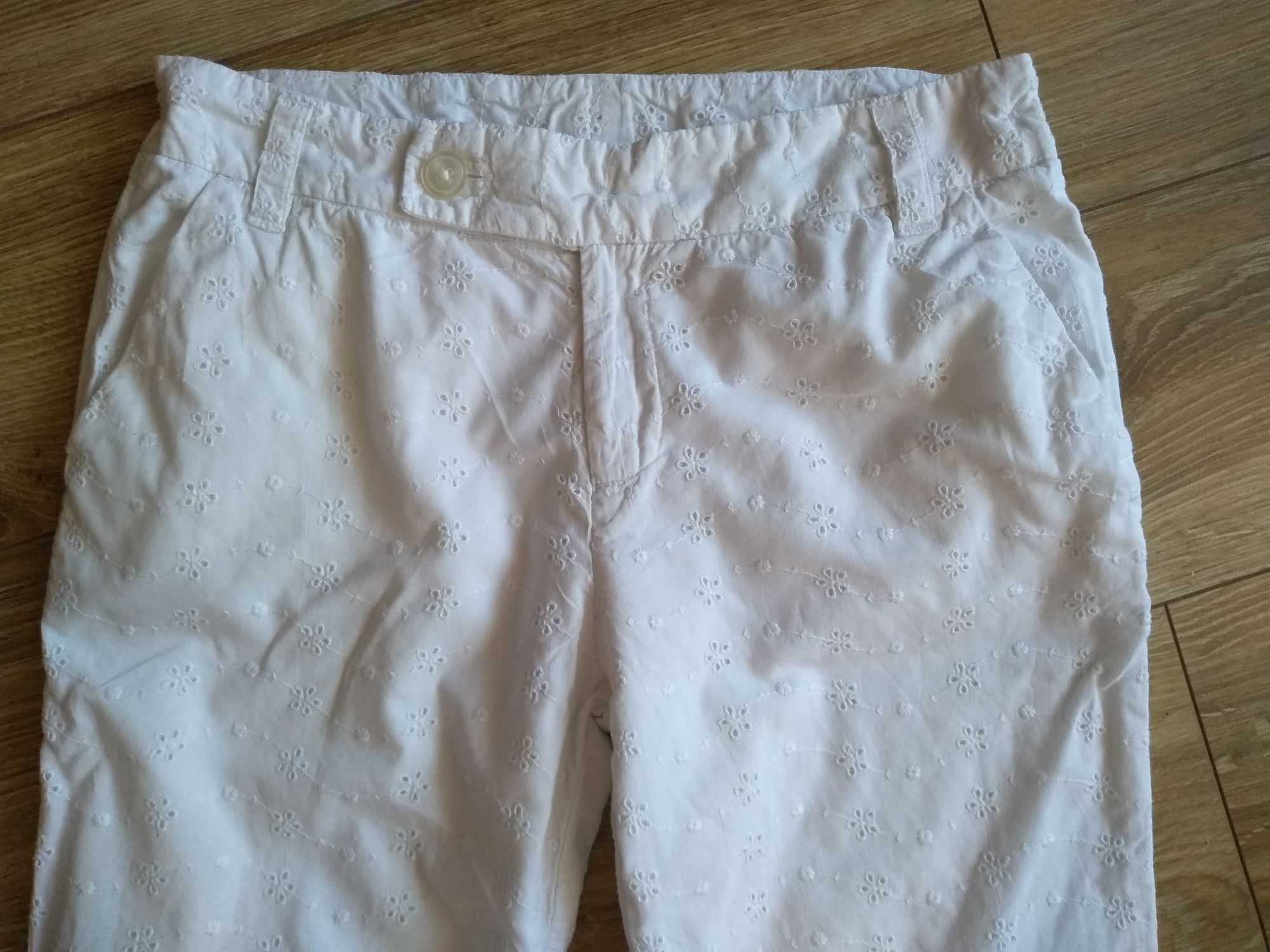 NEXT rozm.152 białe haftowane spodnie spodenki na lato