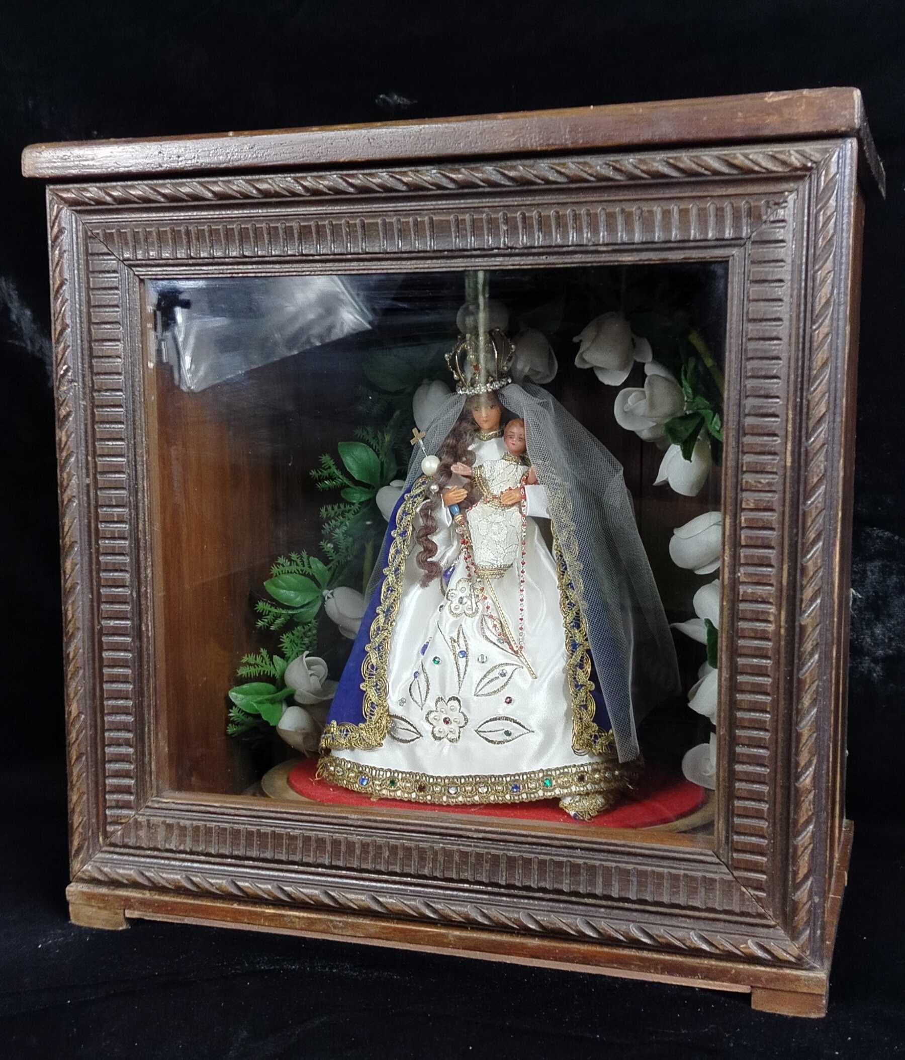 Stara drewniana kapliczka z figurka Maryi i dzieciątka Jezus