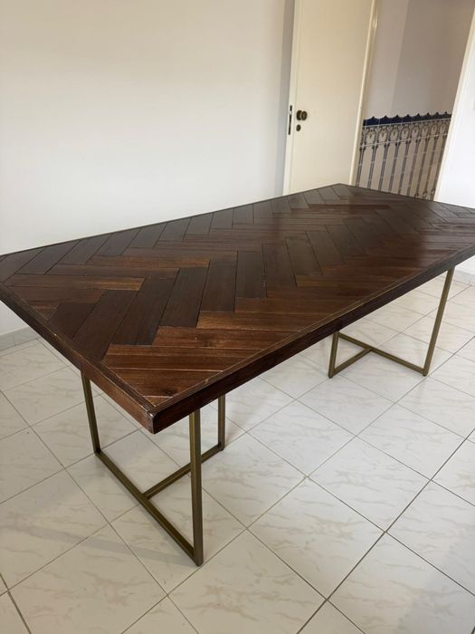 Mesa de jantar de madeira macissa