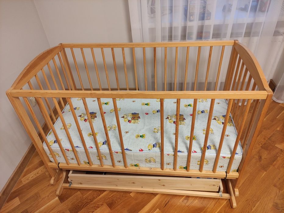 Віддам дитяче ліжечко-колиску. Матрац в хорошому стані після хімчистки