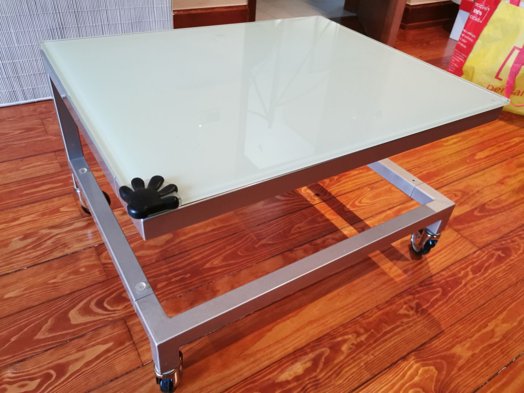 Mesa com rodízios para TV