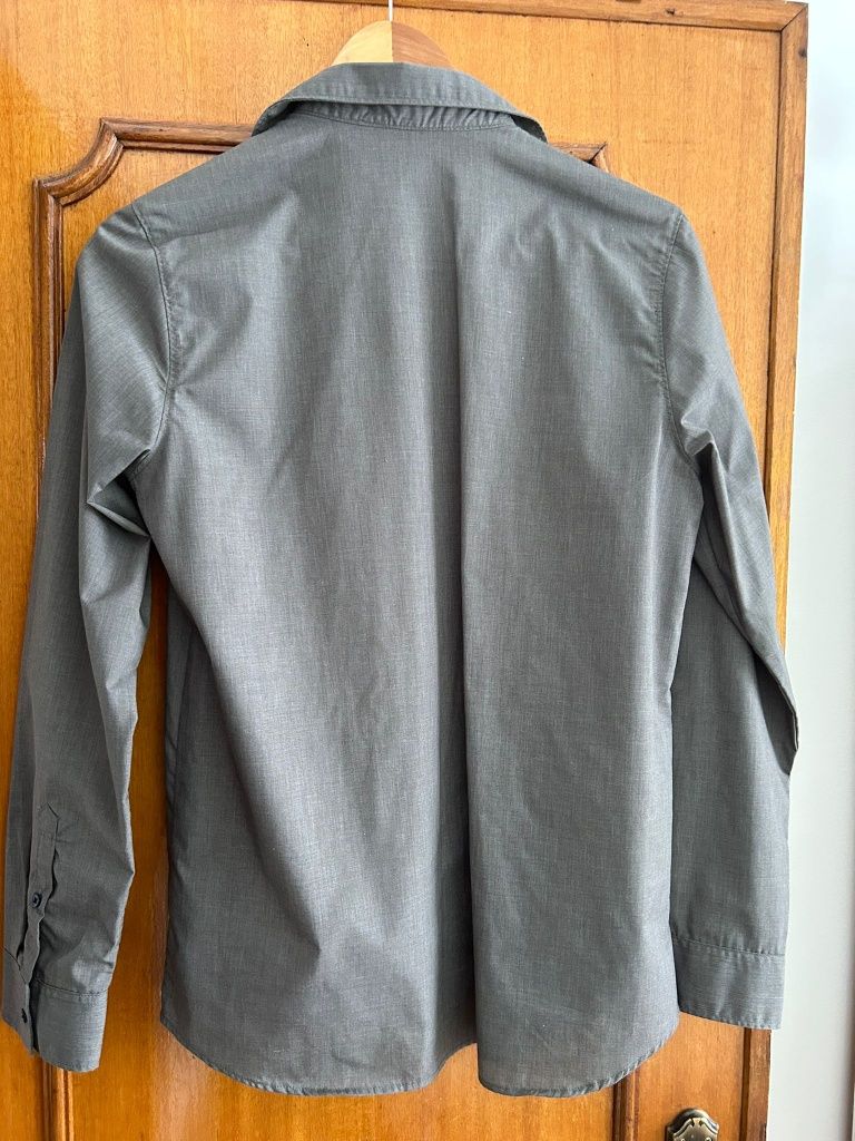 Camisa cinzenta escura
