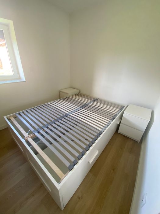 Cama de casal com 2 mesas de cabeceira