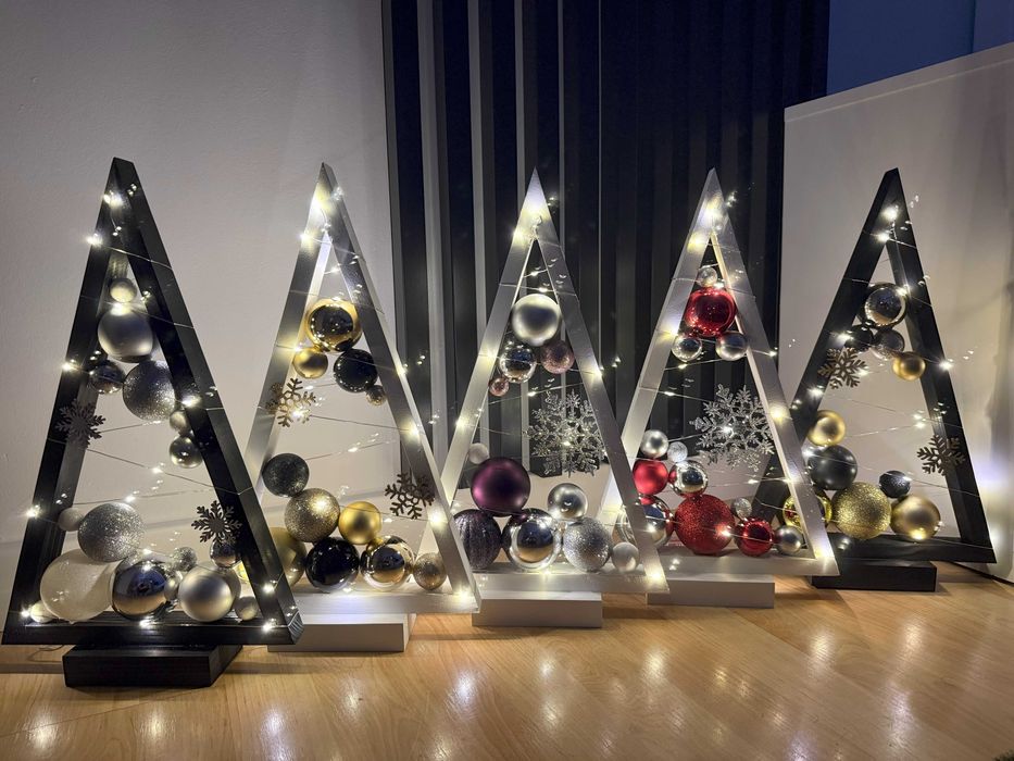 Drewniana choinka z bombkami i światełkami LED