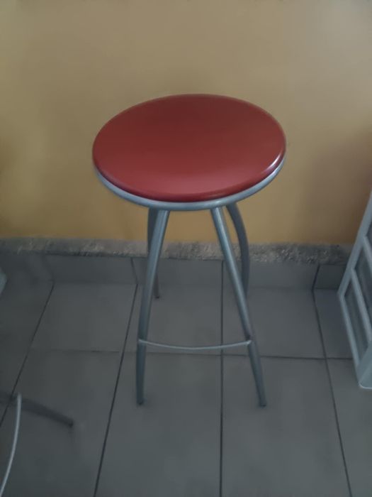 2 bancos altos vermelhos