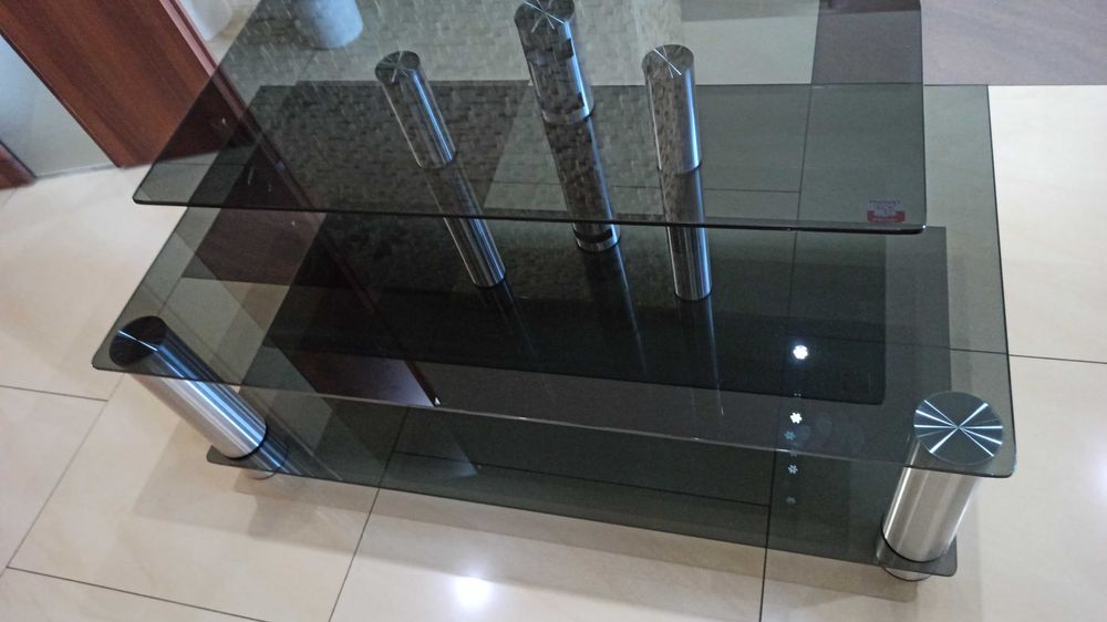 Szklany stolik pod telewizor