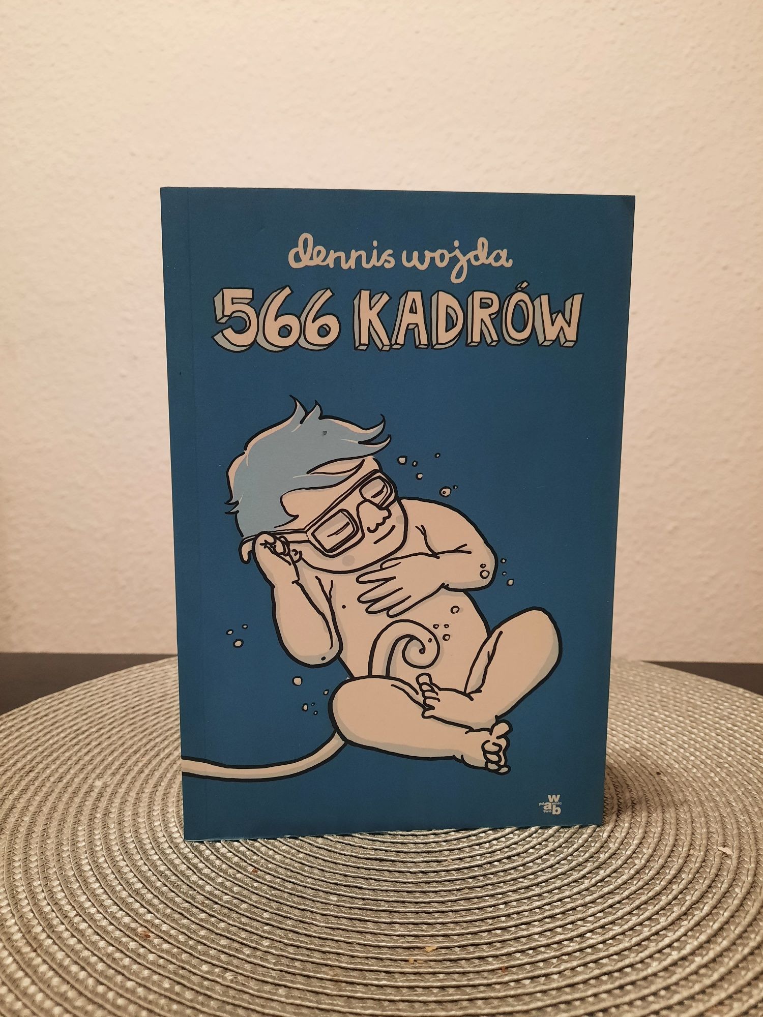 566 kadrów. Komiks. Dennis Wojda.