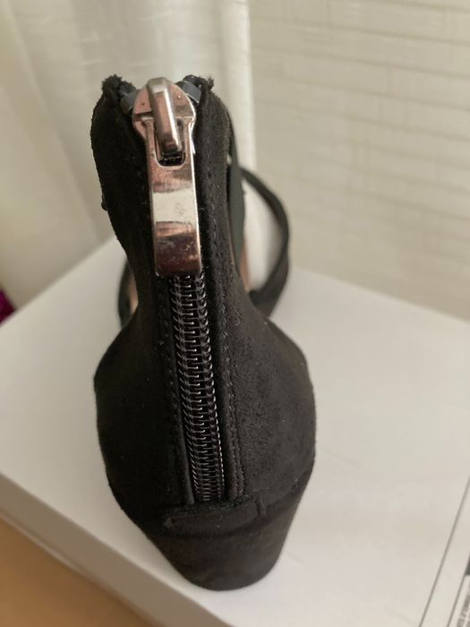 Sapatos em camurça com cunha