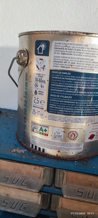 Latas de tintas fechadas ainda