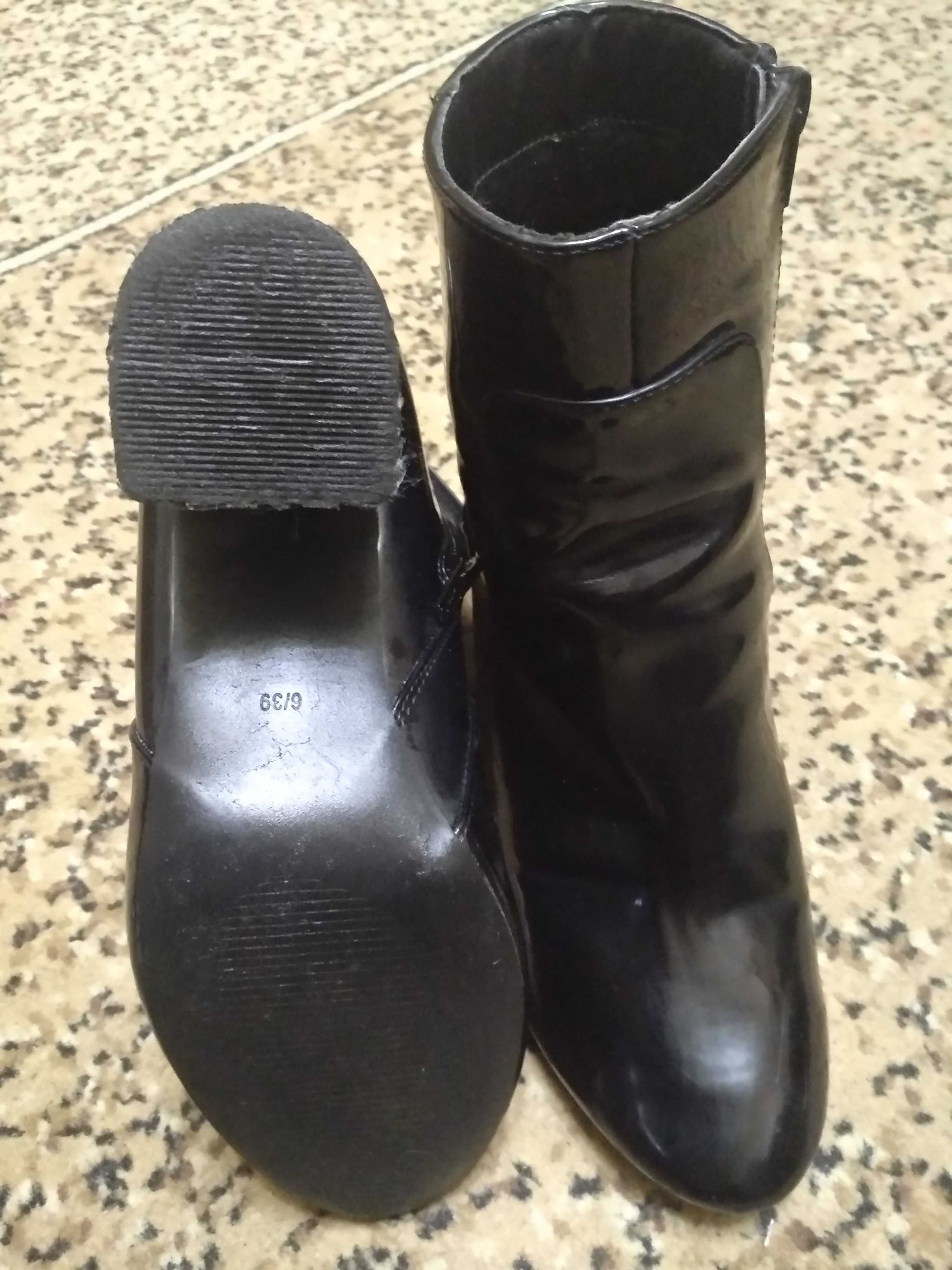 Лакові черевики, ботільони чорного кольору р.38