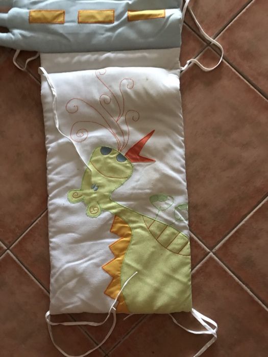 Conjunto de colcha e protetor de grades da cama mais quadro