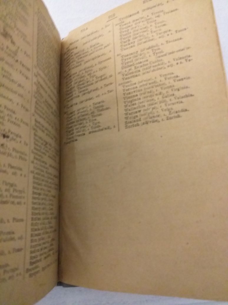 Dicionário inglês português, de 1918, com 920 páginas e med. 16X11X25,