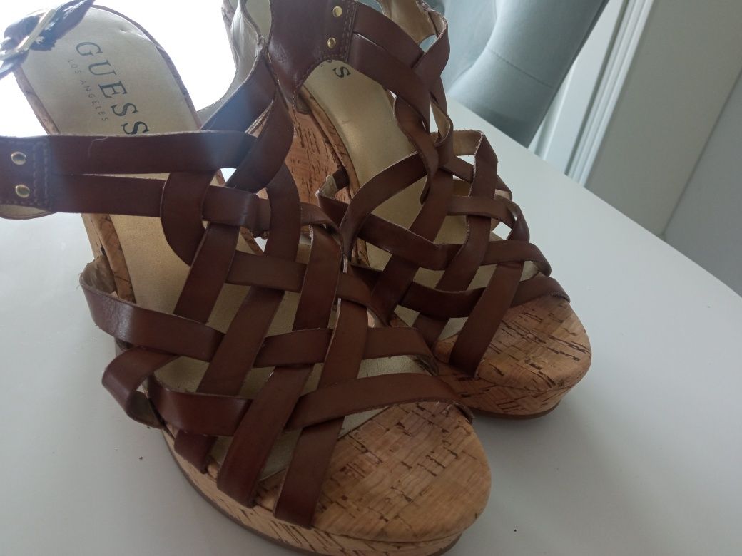 Sandały na koturnie Guess r.39