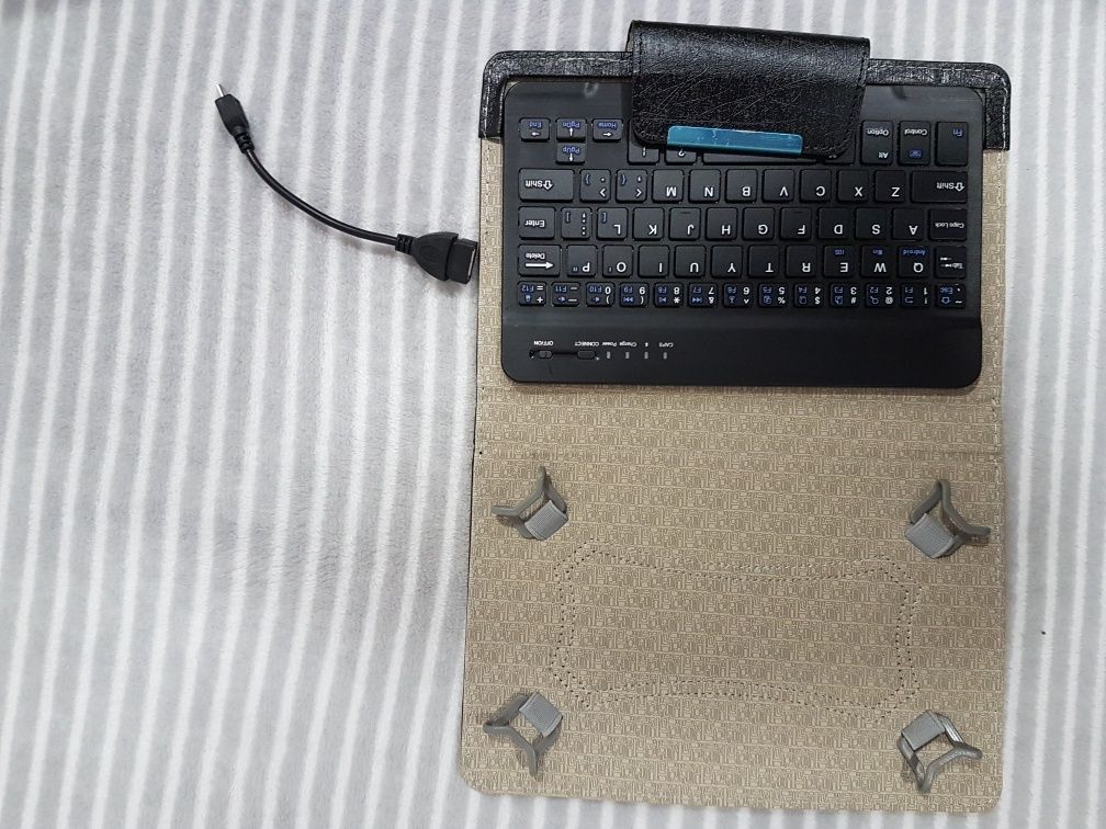 Capa com teclado tablet