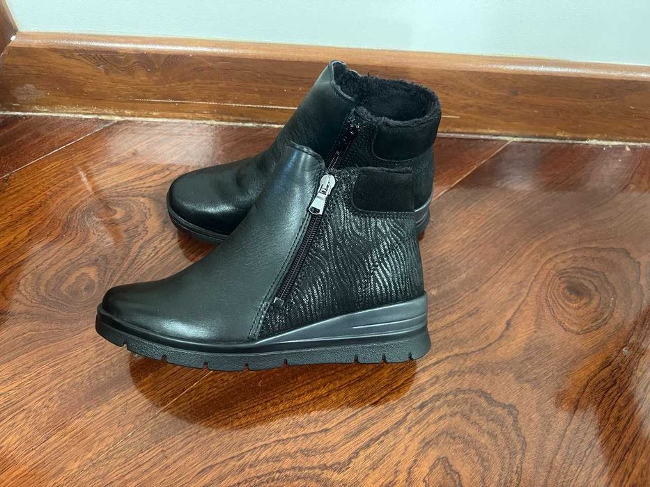 Botas com plataforma anatômica, forro acolchoado  em tamanho 36,40