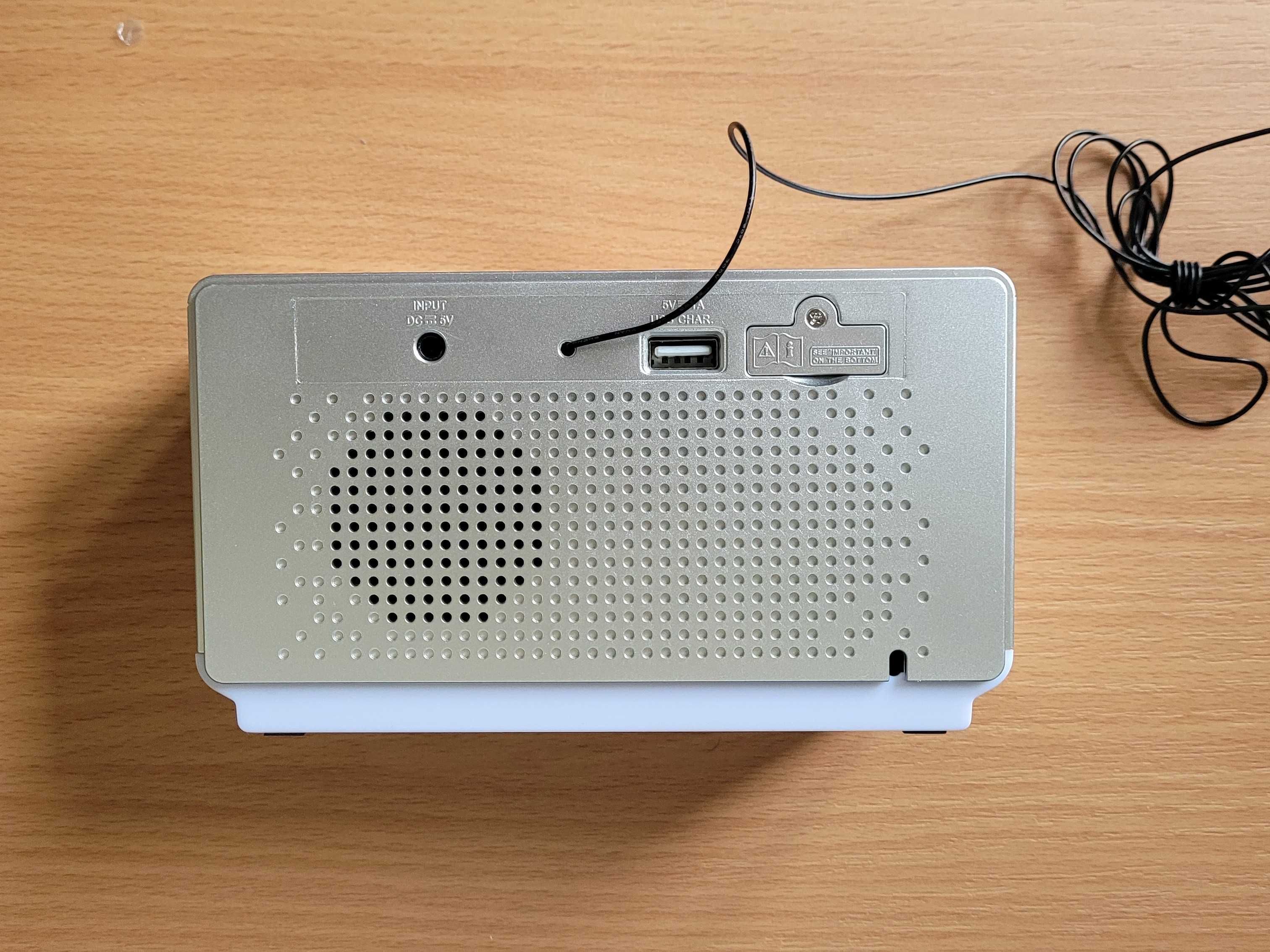 Radiobudzik iTOMA z Bluetooth radiem FM lampką nocną i ładowaniem USB
