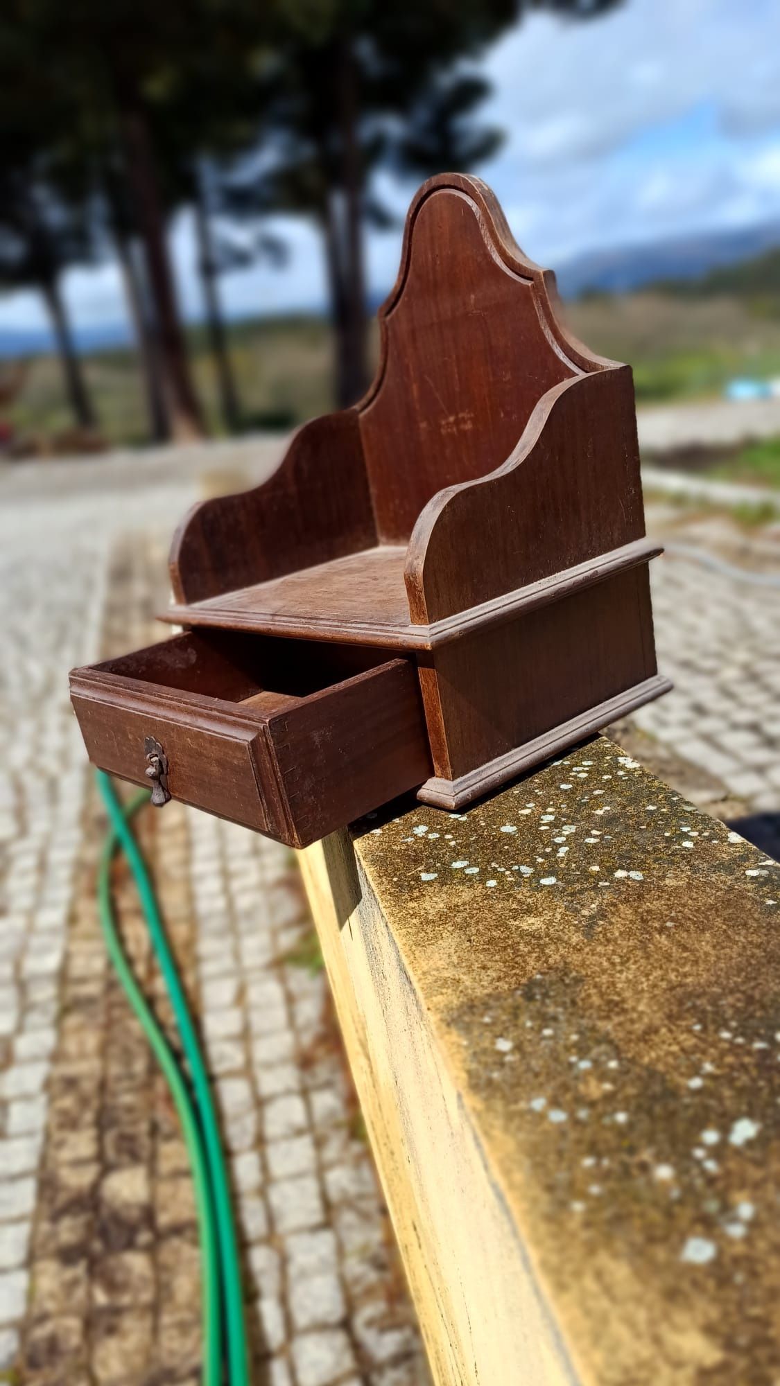 Móvel de parede em  madeira, pratico