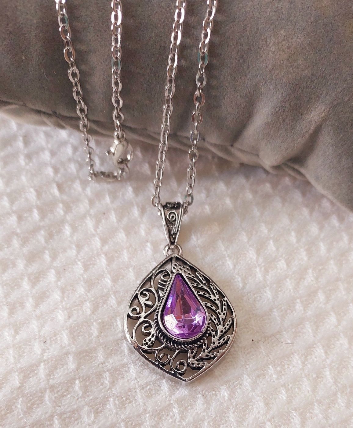 Colar de metal com pendente de Zircónia