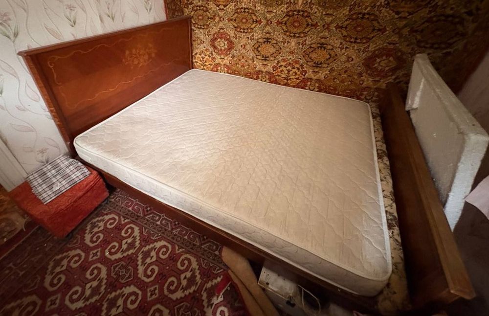 Ліжко двоспальне з матрасом