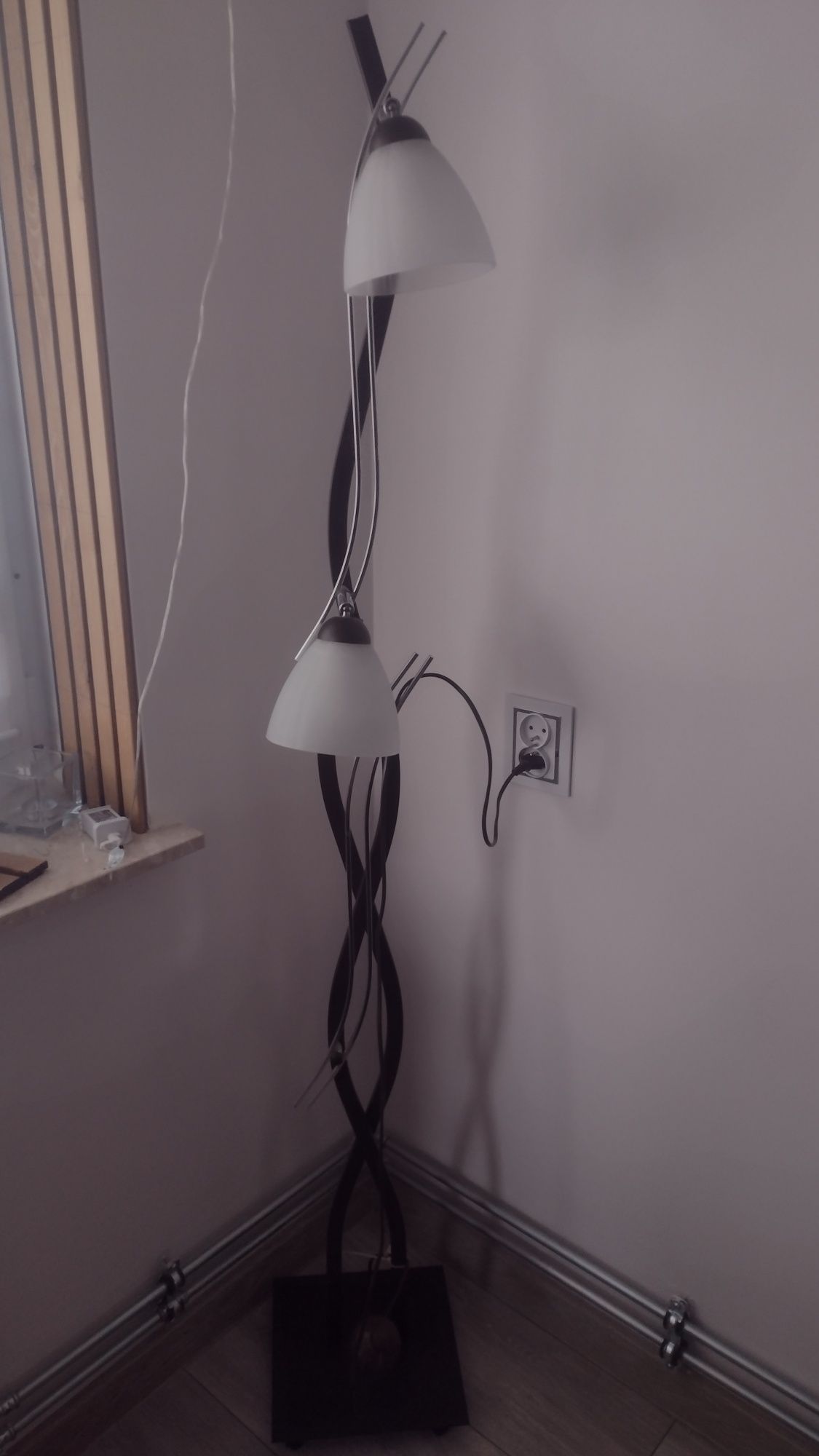 Lampka pokojowa stojąca