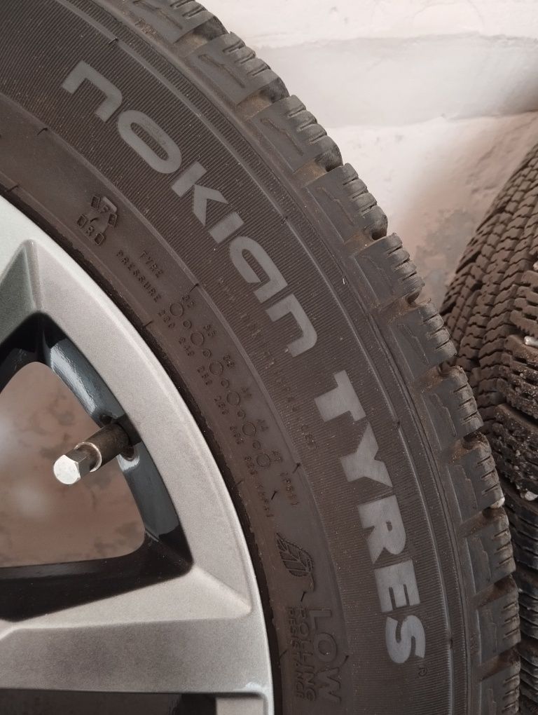Комплект гуми з дисками R16.
