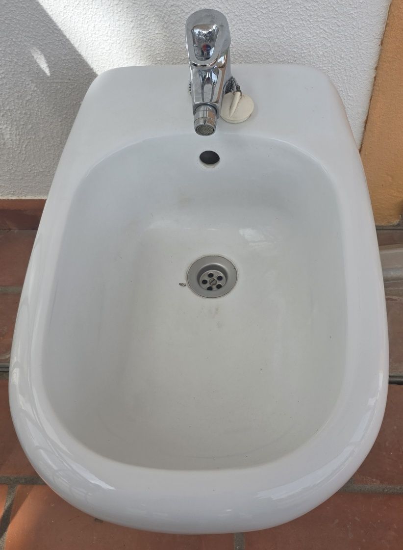 Bidé com torneira