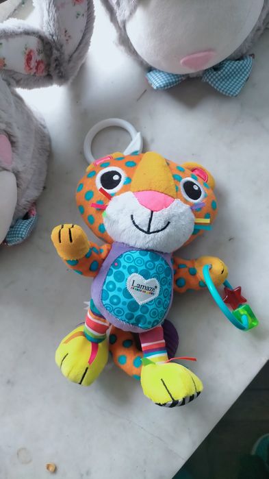 Maskotka dźwiękowa Lamaze do wózka dla maluszka