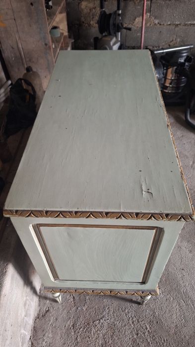 Cómoda Anos 80. Precisa restauro.  1 perna quebrada.