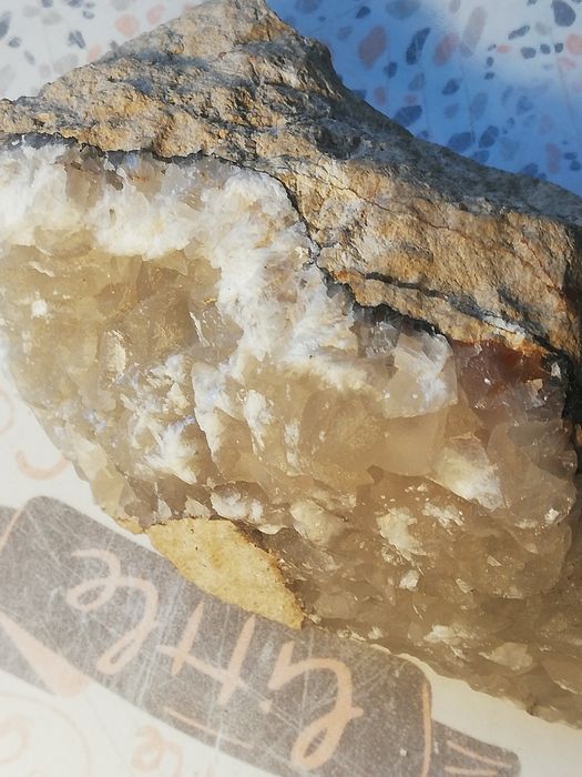 Minerały kryształ górski z żyłą