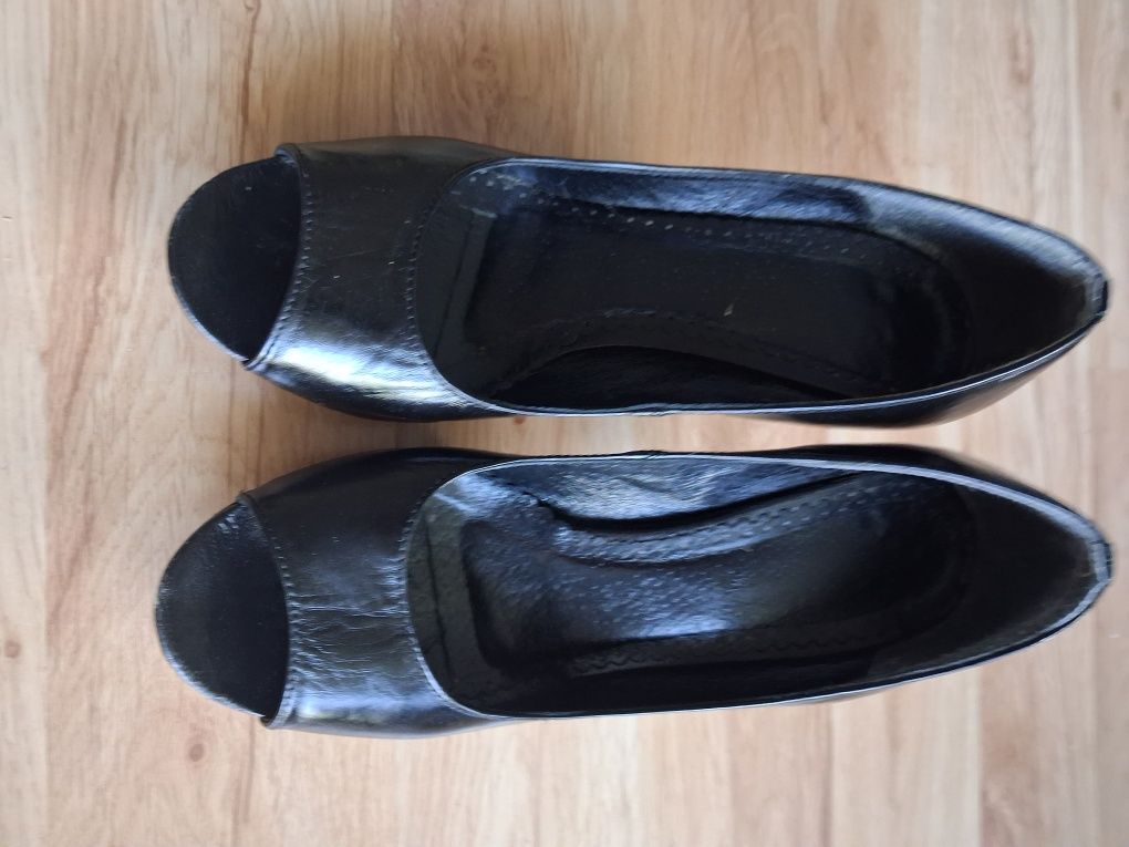 Buty na obcasie z odkrytymi palcami