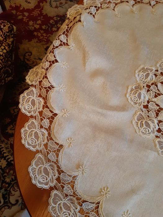 Sliczna haftowana serweta 80 cm