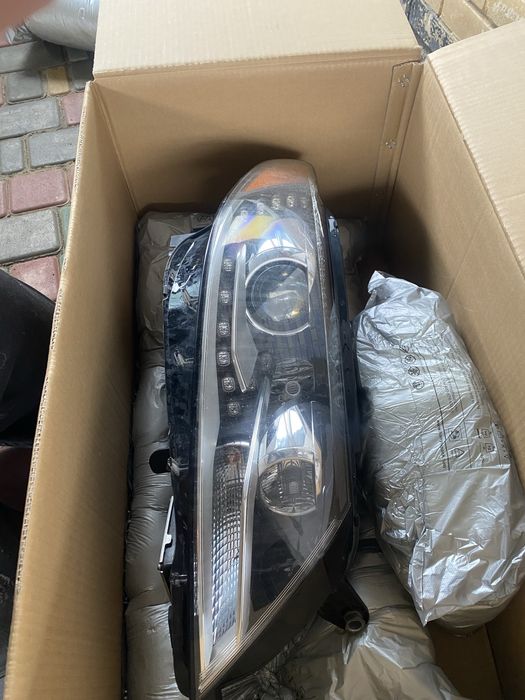 Продається права фара на пасат сс