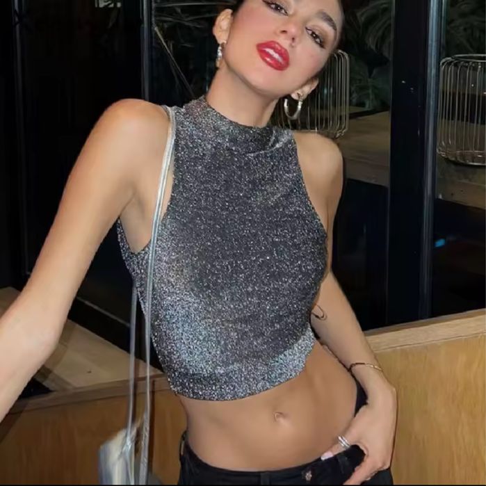 Блискучий топ з голою спиною
