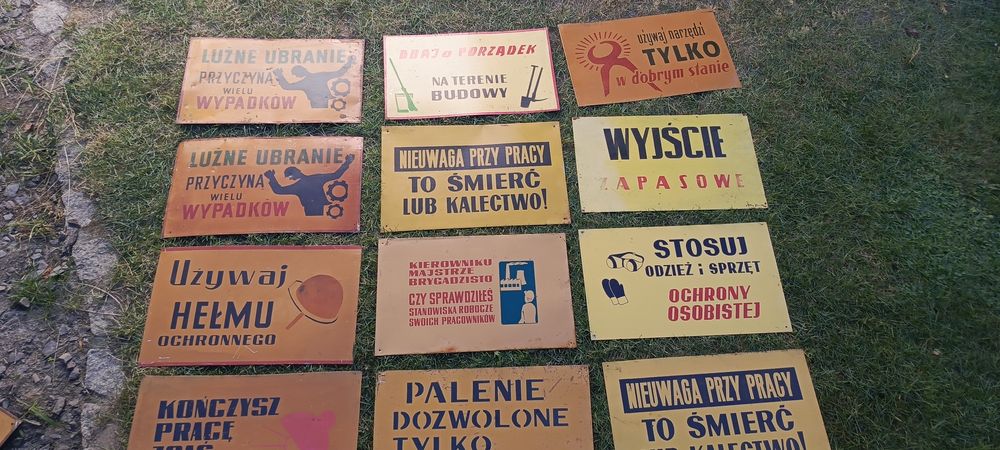Stare metalowe tablice z PRL-u